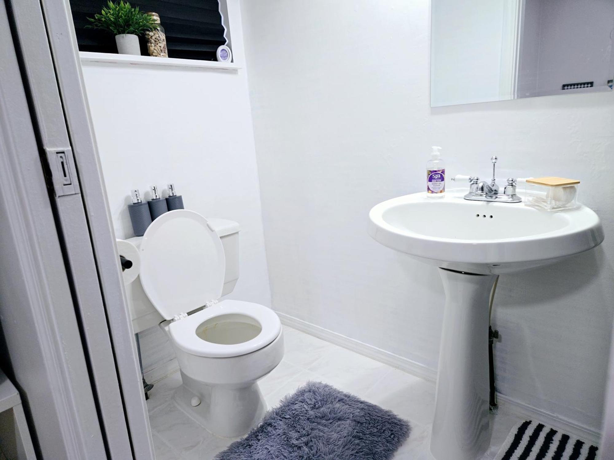 Lovely Cozy Room! With Attached Private Bath In The Heart Of Vancouver! Private Parking & Self Check-In! Bagian luar foto